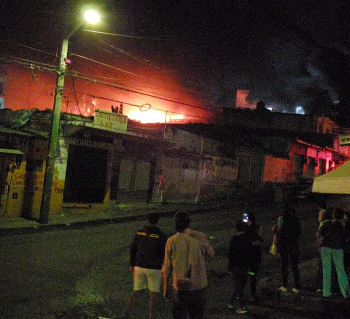 Incendio consume bodega de plásticos en Cuernavaca