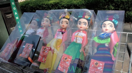 Olvídate de Barbie, abuelita vende muñecas ‘Friditas’ mexicanas