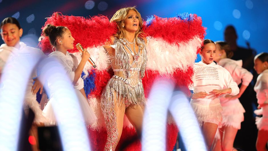 PETA critica a JLO por usar bandera de plumas, implicó la muerte de aves