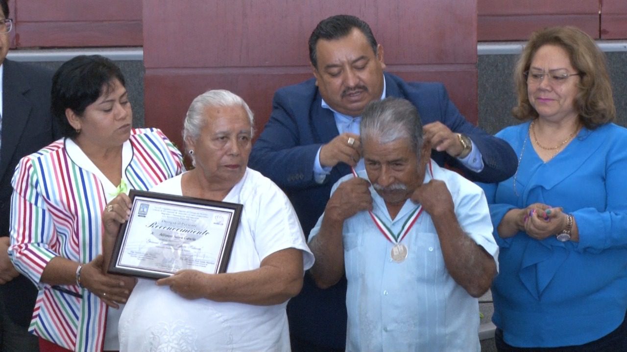 Congreso entrega presea Emiliano Zapata a migrantes