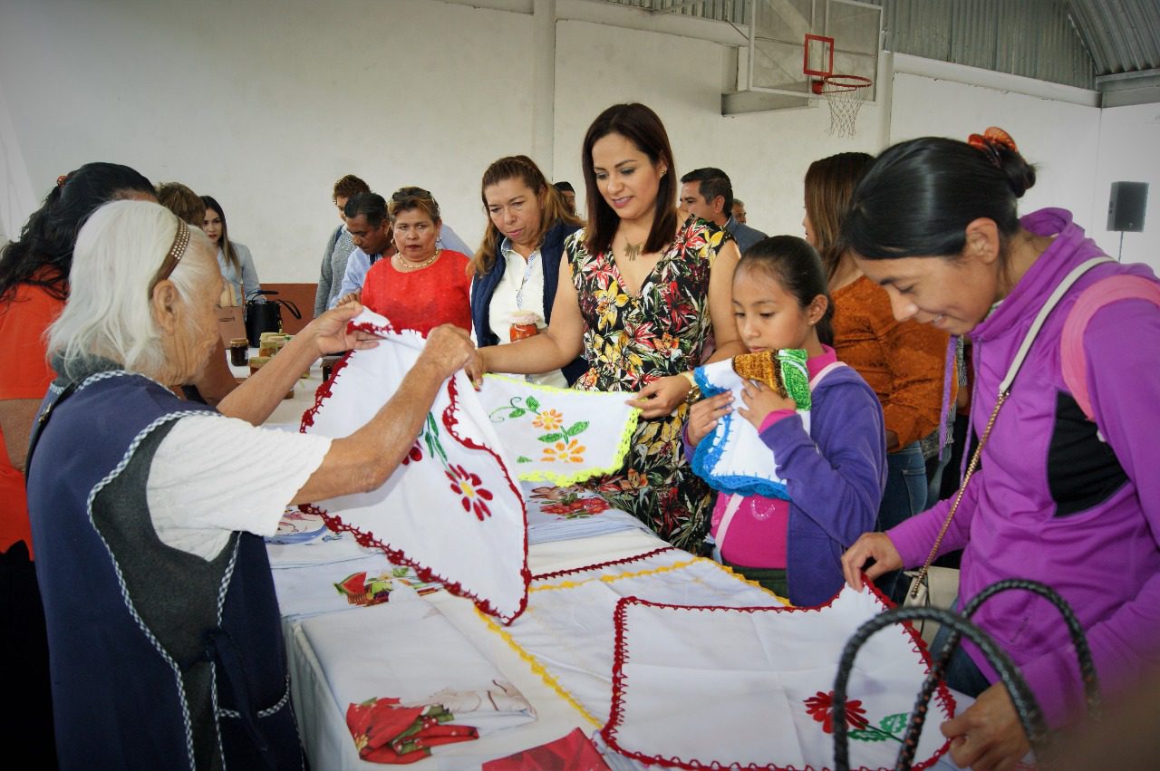 Clausuran cursos de capacitación a mujeres de Ayala