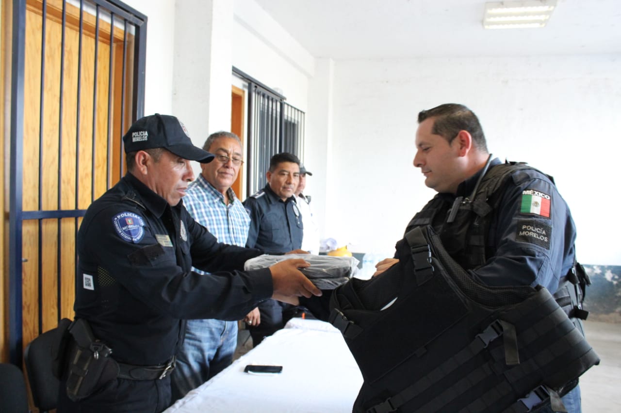 Entregan equipo a policías de Axochiapan