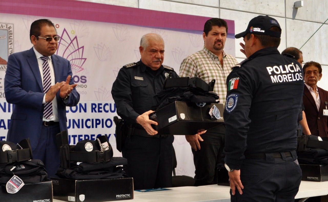 Entregan uniformes a policías de Morelos