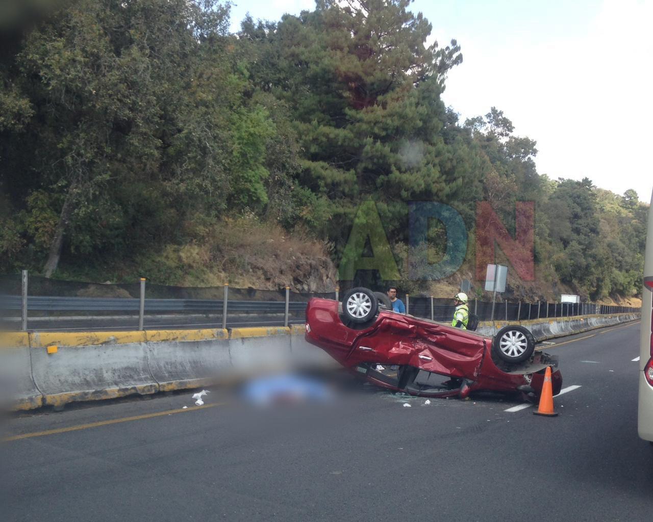 Hombre muere al volcar su auto en la México-Cuernavaca