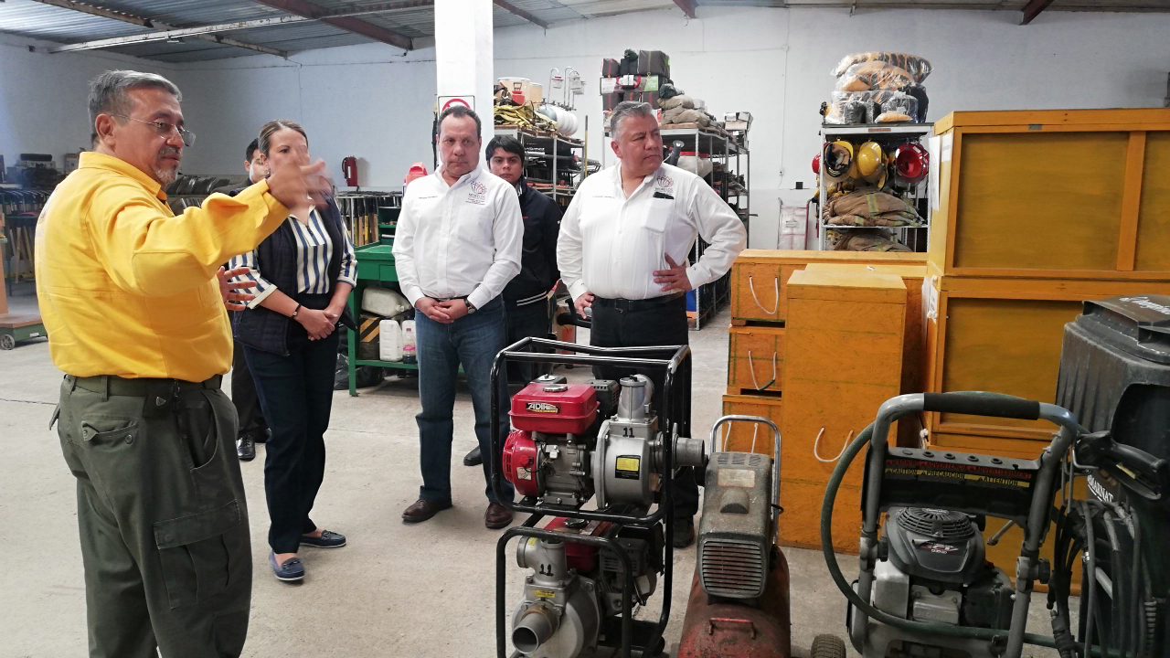 Entregan uniformes a ‘Zacatuches’ para la temporada de incendios