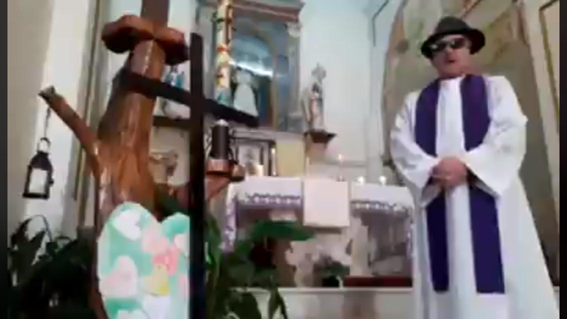 Sacerdote ACTIVA filtros chistosos en transmisión de MISA