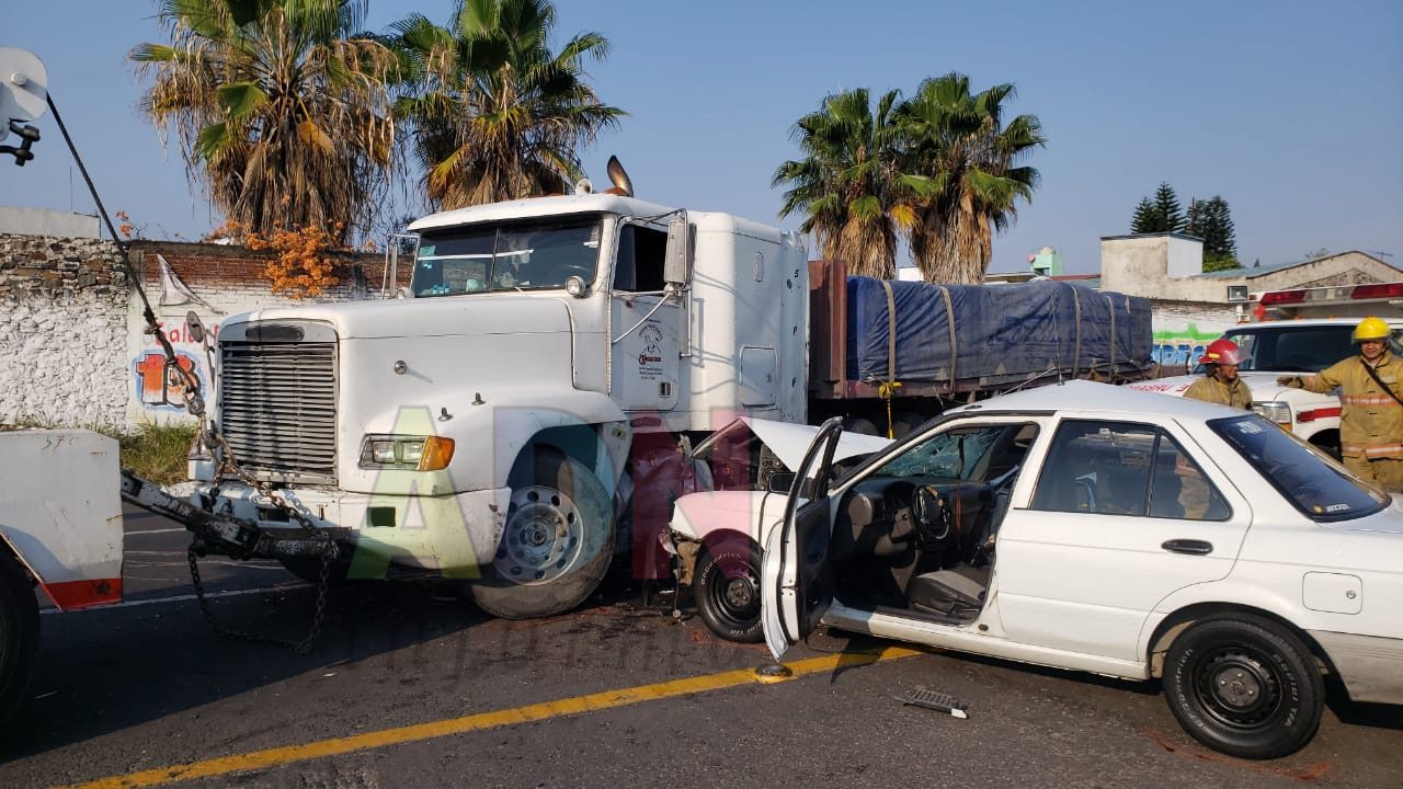 Mujer queda prensada en accidente en Libramiento Cuautla
