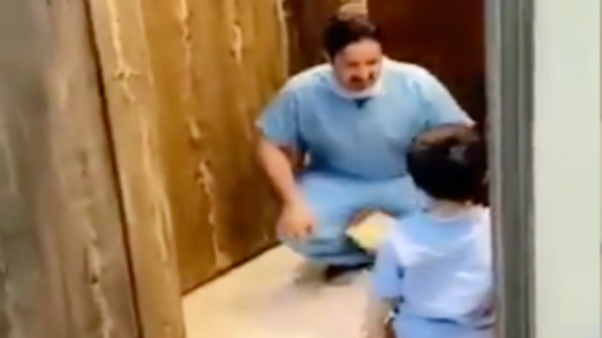 [VIDEO] Médico llora al negarle un abrazo a su hijo cuando llegaba del hospital