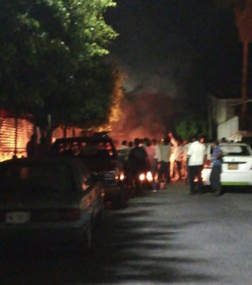 Taxistas lanzan bombas molotov para exigir justicia por su compañero asesinado