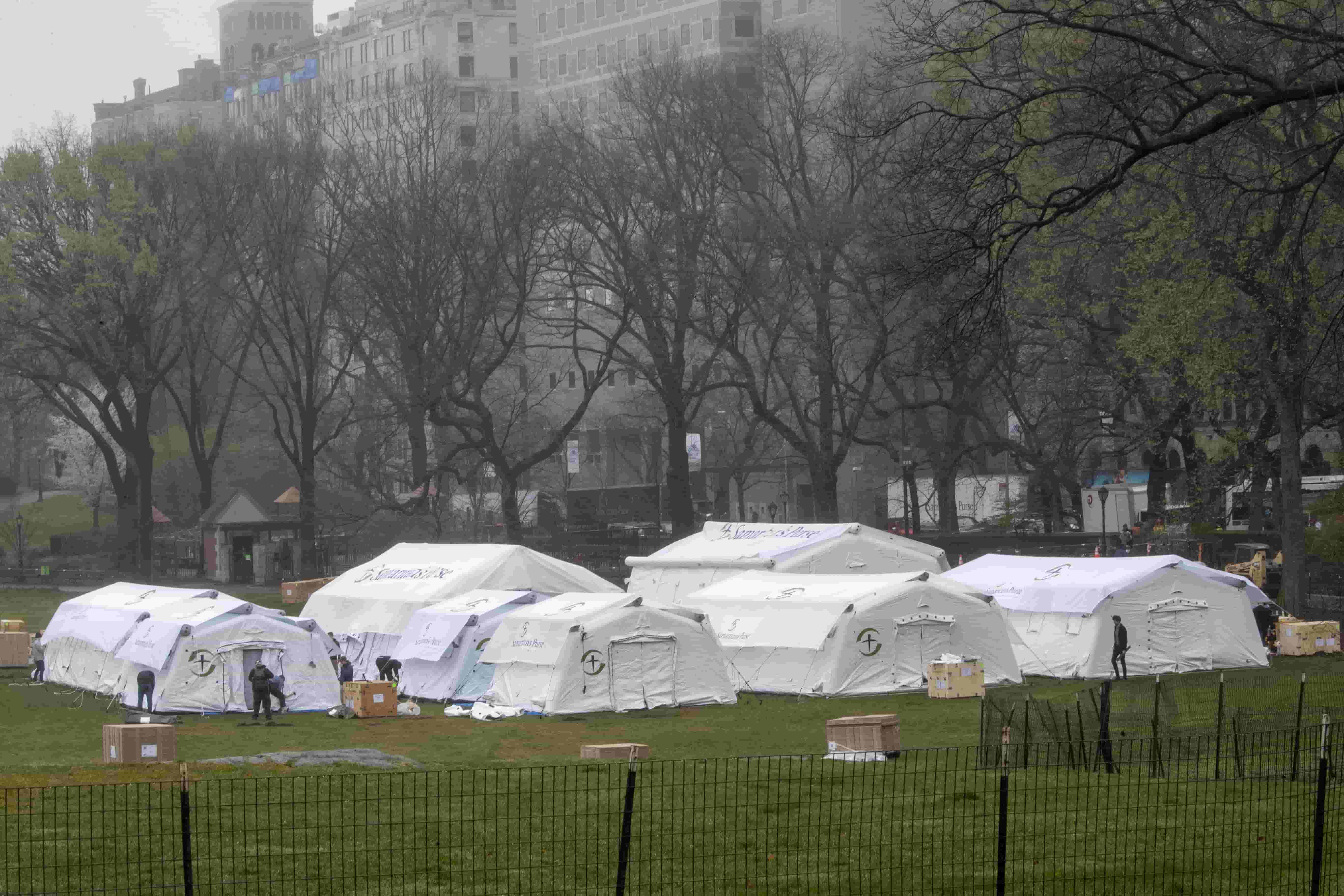 Instalan hospital para pacientes con COVID-19 en el Central Park de Nueva York
