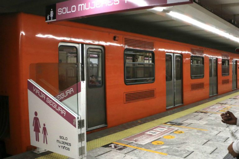 Mujer se lanza con sus dos hijos  a las vías del metro, uno sobrevivió