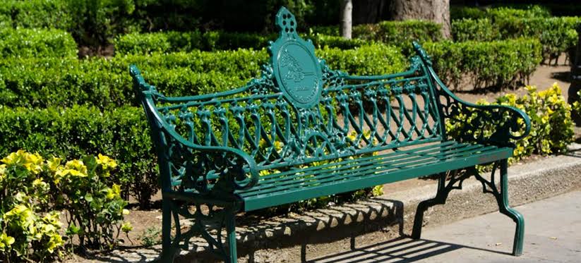 Abandonan a NIÑA amarrada a una banca en Puebla