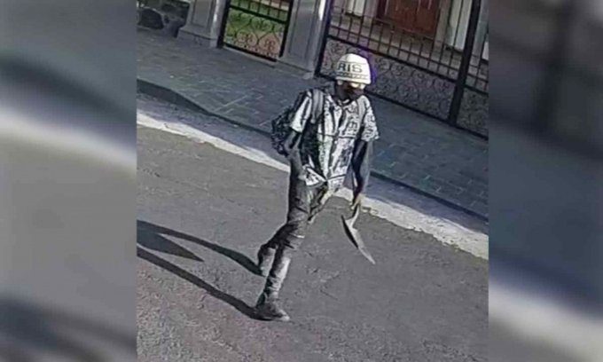 [VIDEO] Alertan por encapuchado que amenaza y persigue a mujeres