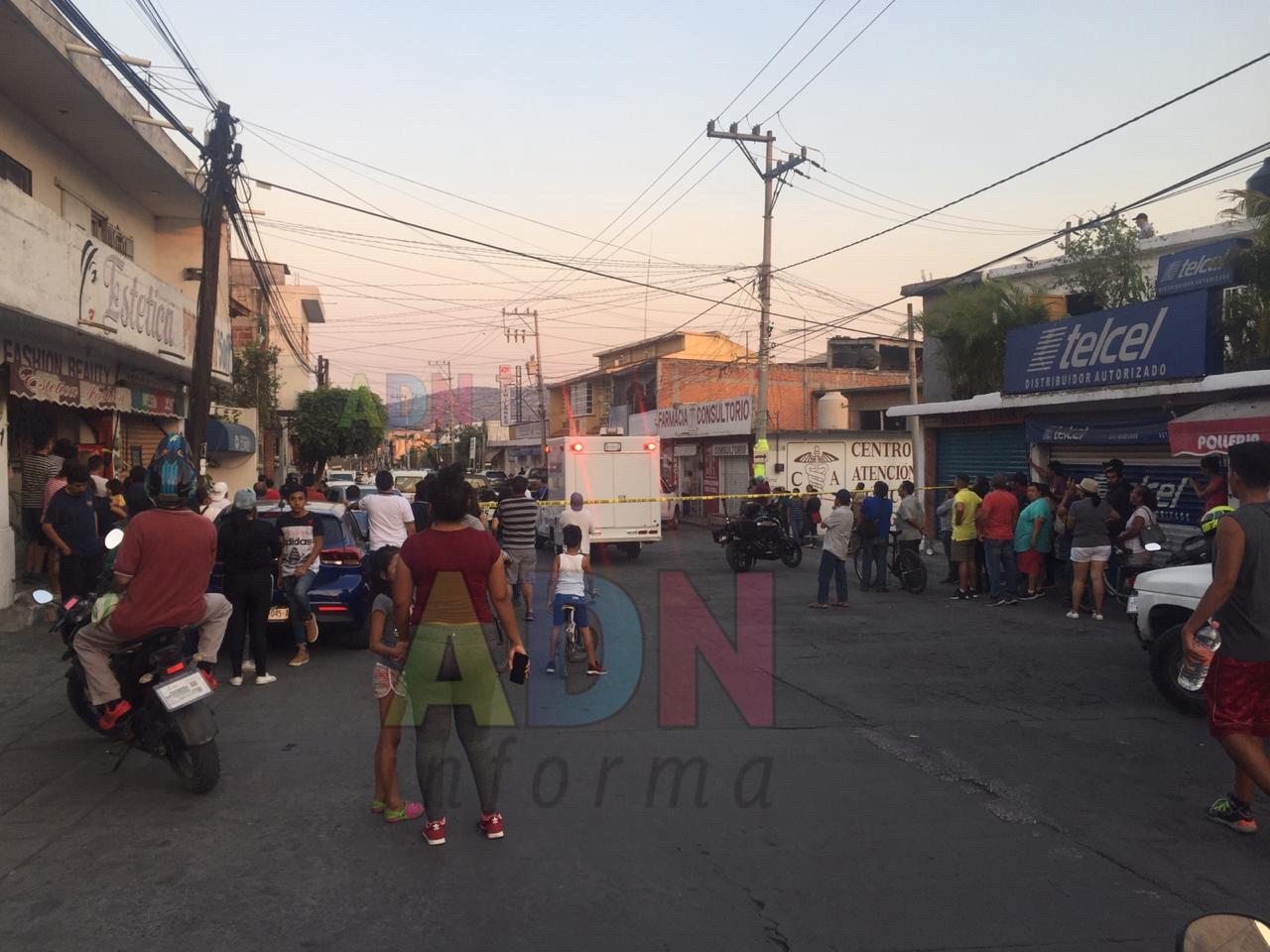 Vecinos OLVIDAN la SANA DISTANCIA para salir a ver asesinato de mujer en Jiutepec