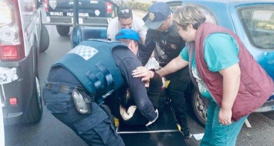 Policías asisten PARTO de mujer en pleno tráfico de CDMX