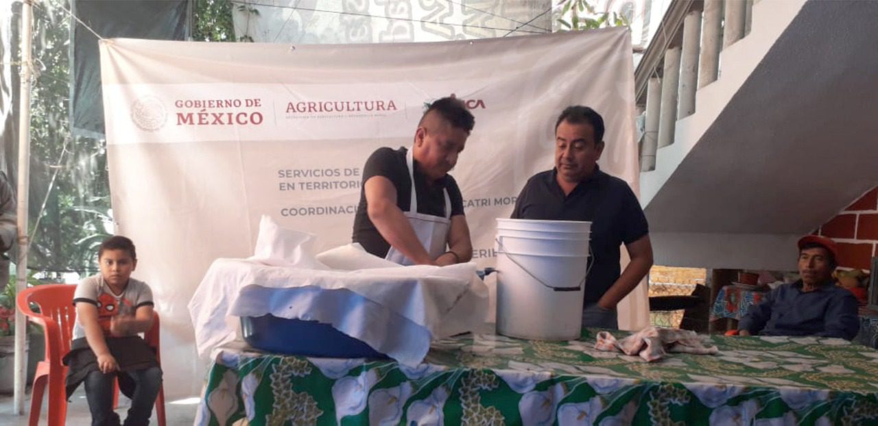 Capacitan a productores de lecha para transformar lácteos en Yecapixtla