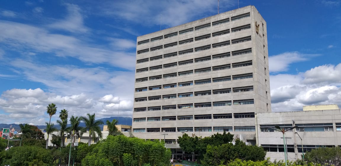 Dan de alta a enfermera con COVID-19, se recuperó a pesar de tener hipertensión