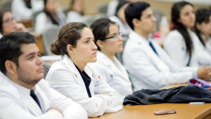 UNAM retira a estudiantes de medicina por COVID-19