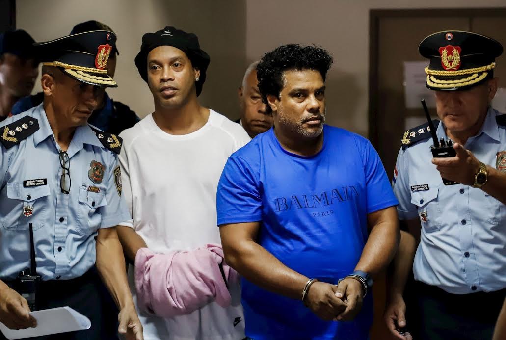 Ronaldinho y hermano cumplirán arresto domiciliario en hotel de LUJO