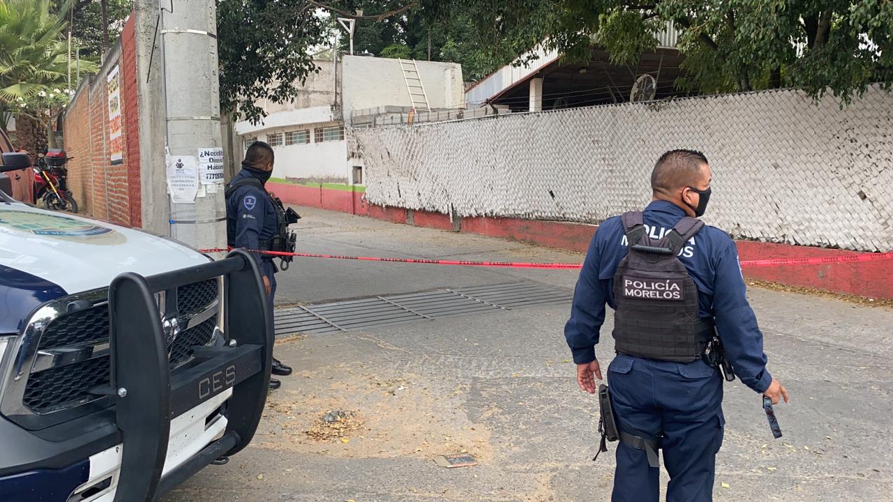 Hallan dos cadáveres en auto en Cuernavaca