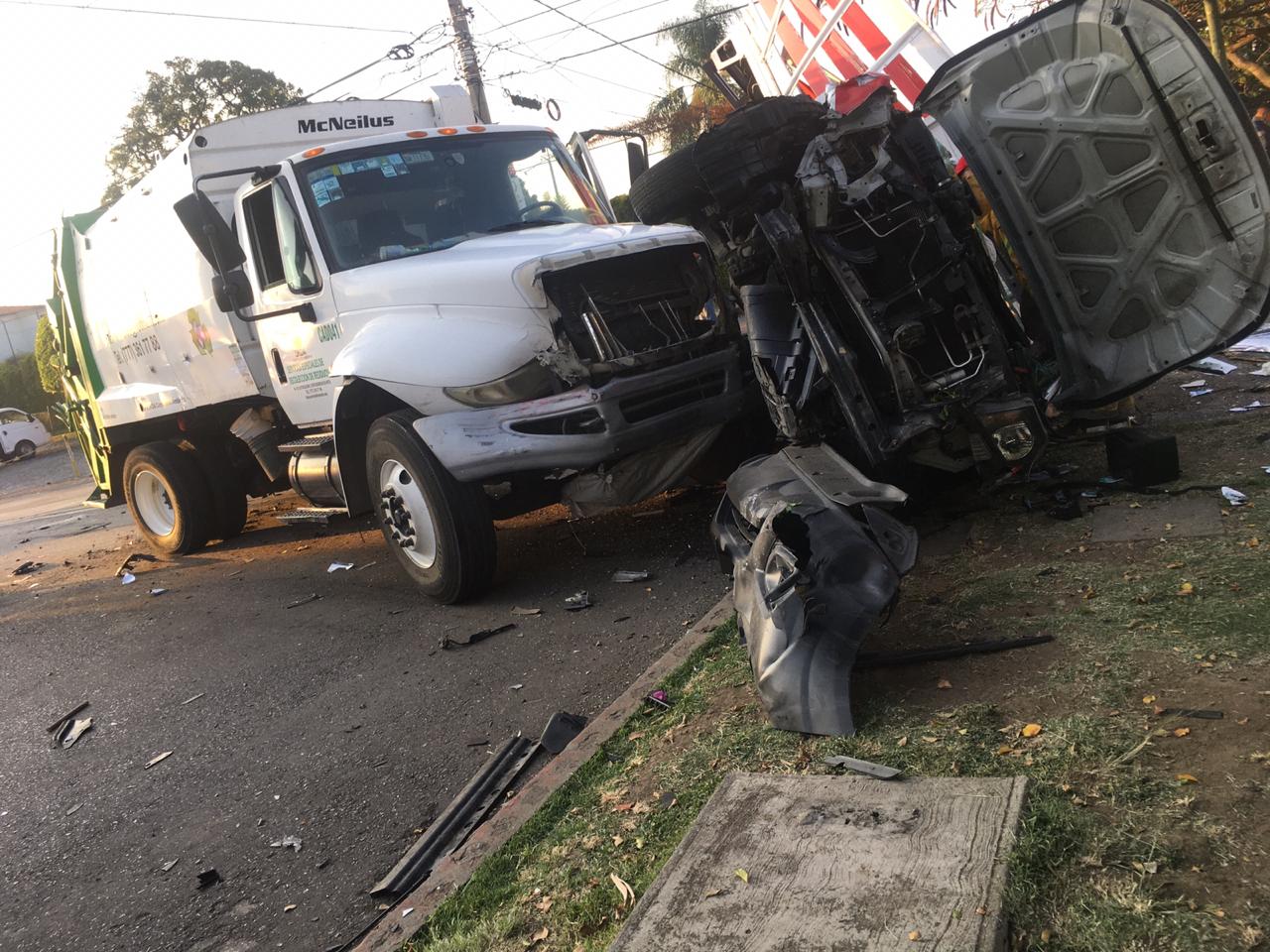 Muere bombero en APARATOSO accidente en Cuernavaca
