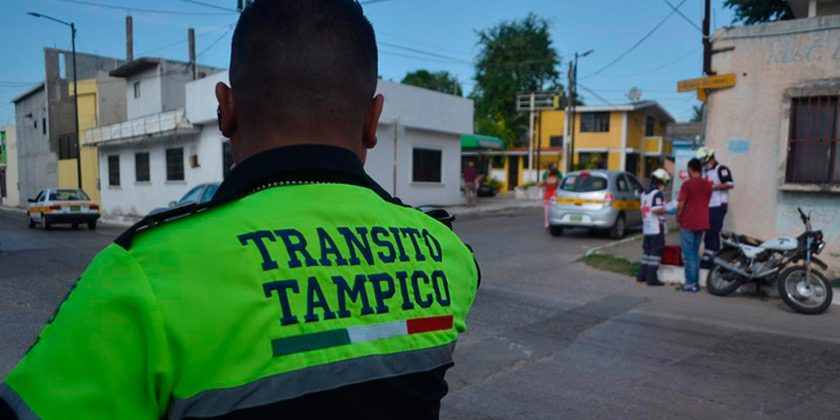Arrolla a Policía de Tránsito por negarse a pasar un filtro sanitario contra el COVID-19