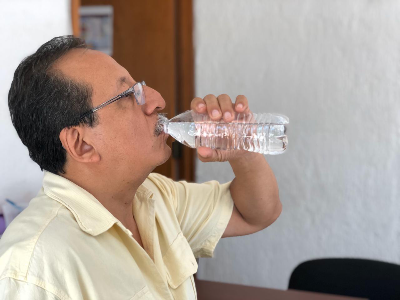 Piden HIDRATARSE  BIEN en casa ante temporada de CALOR