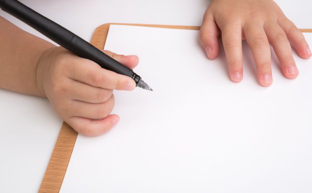 Padrastro asesina a golpes a NIÑA de 5 años y vecinos culpan a la madre