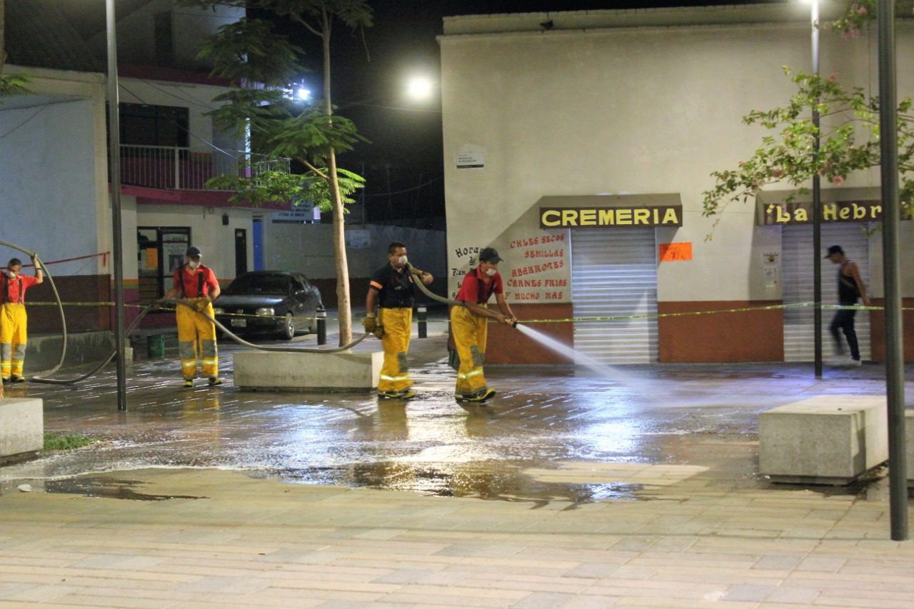 Ayala sanitiza espacios públicos contra el COVID-19