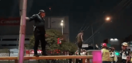 [VIDEO] Policía se lanza para EVITAR el suicidio de un hombre