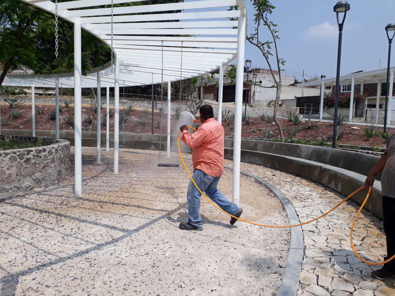 Sanitizan espacios públicos en Ayala