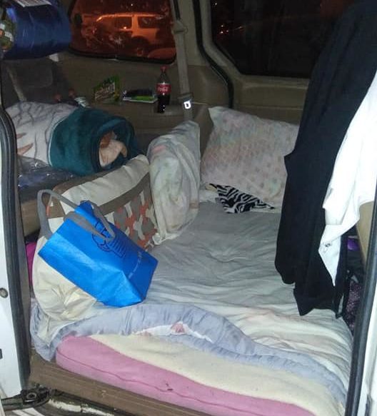 Enfermera se muda a su CAMIONETA en un estacionamiento para no contagiar a su FAMILIA