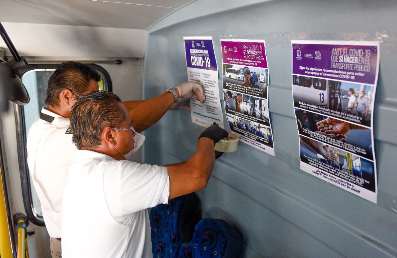 Usan el transporte público para informar a la población sobre el COVID-19
