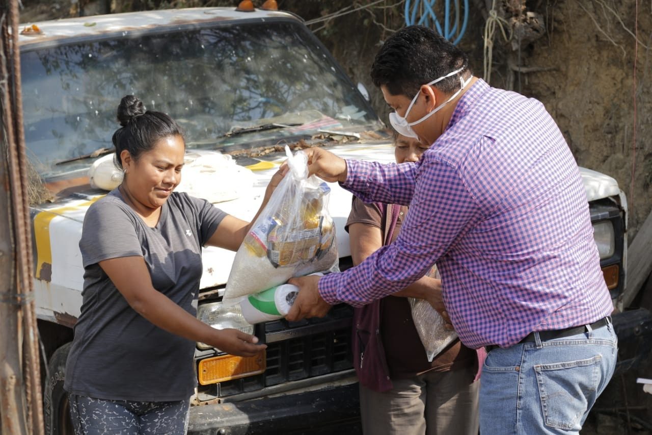 Ayuntamiento entrega despensas a familias de Yecapixtla
