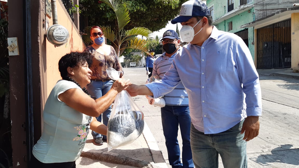 Entregan despensas a familias de Yecapixtla