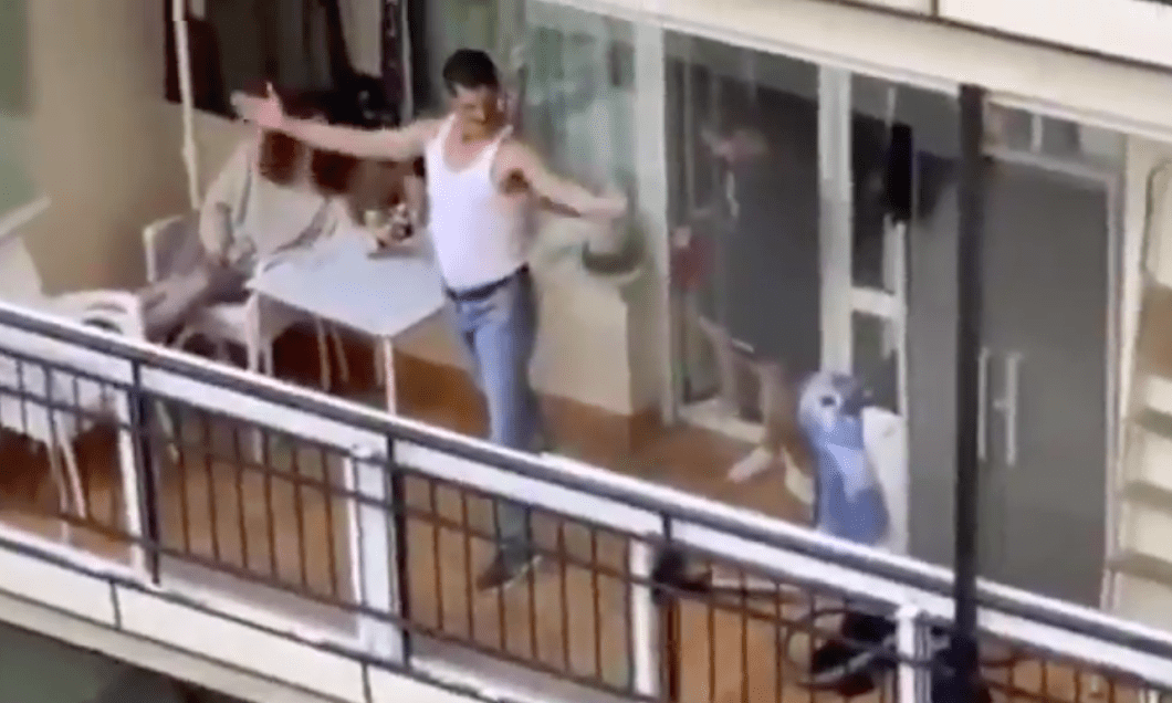 [VIDEO] Hombre entretiene a sus vecinos vestido de Freddie Mercury