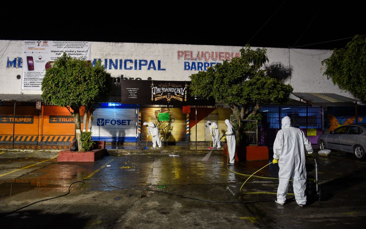 Sanitizan calles de la colonia Antonio Barona en Cuernavaca