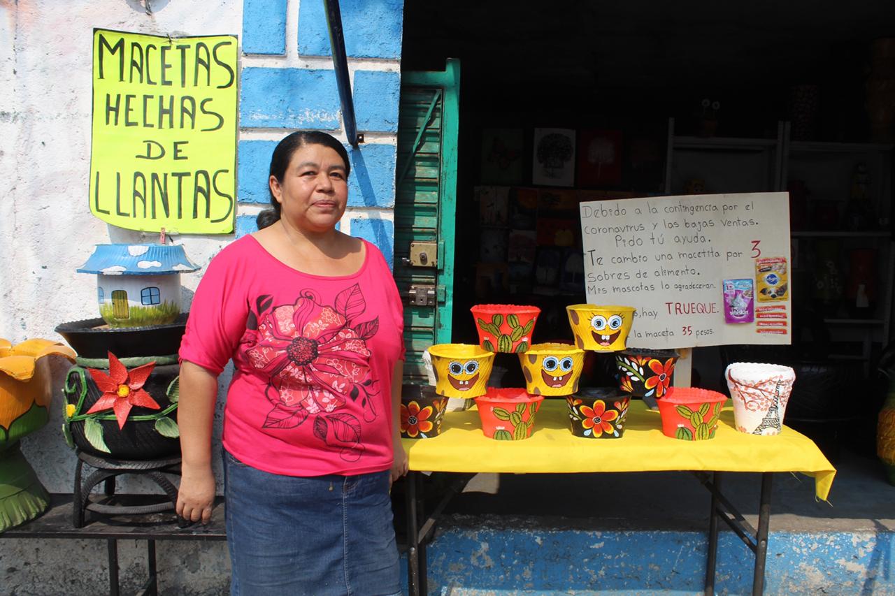 Familia intercambia macetas para poder alimentar a sus mascotas