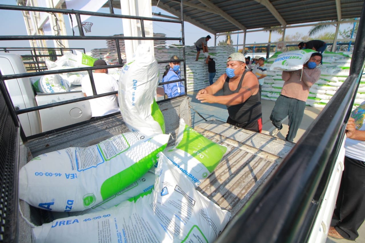 Entregan apoyo a campesinos de Yecapixtla