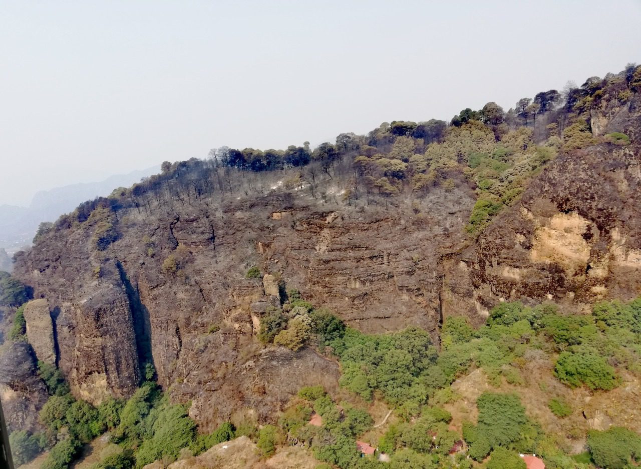 Controlan al 80% el incendio en cerros de Tepoztlán