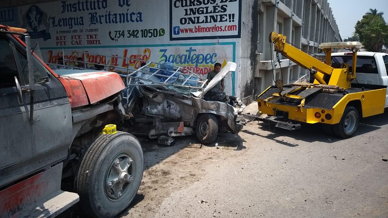 Camión destroza camioneta y a chofer en Zacatepec