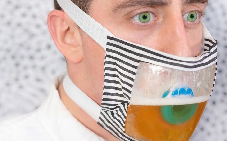 Crean un cubrebocas para poder beber CERVEZA