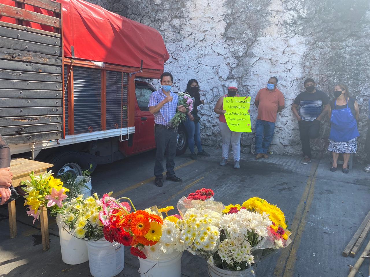 Floristas del Mercado ALM piden que ya los dejen vender