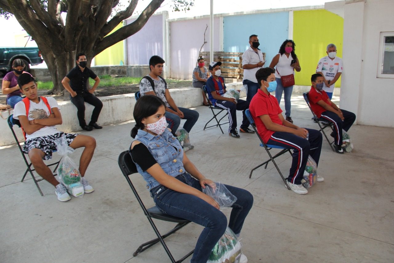 Reciben apoyo jóvenes deportistas de Atala