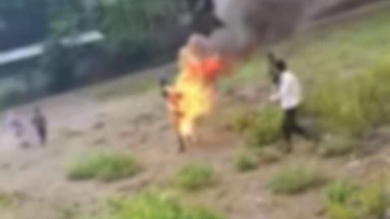 [VIDEO] Queman vivo a supuesto brujo y nadie lo ayudó