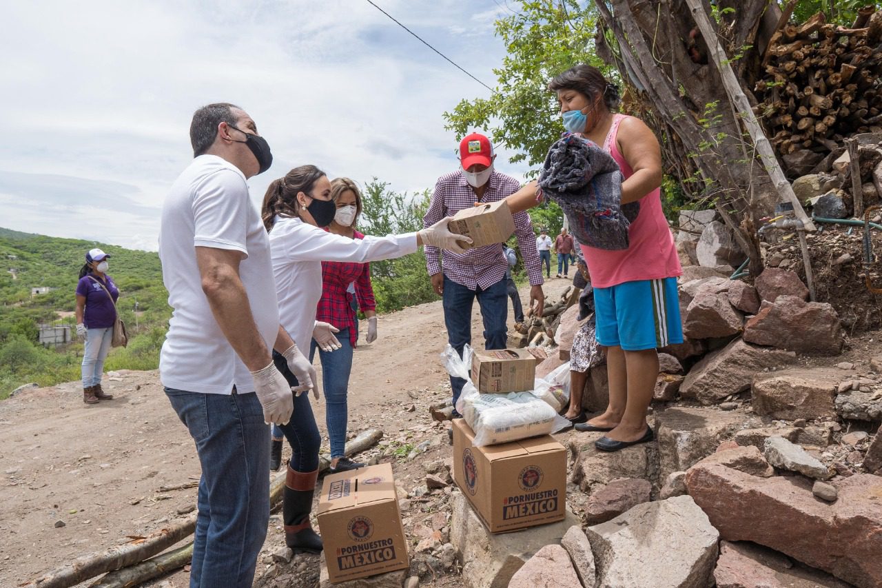 Cuauhtémoc Blanco y Natalia Rezende entregan despensas a familias vulnerables de Morelos
