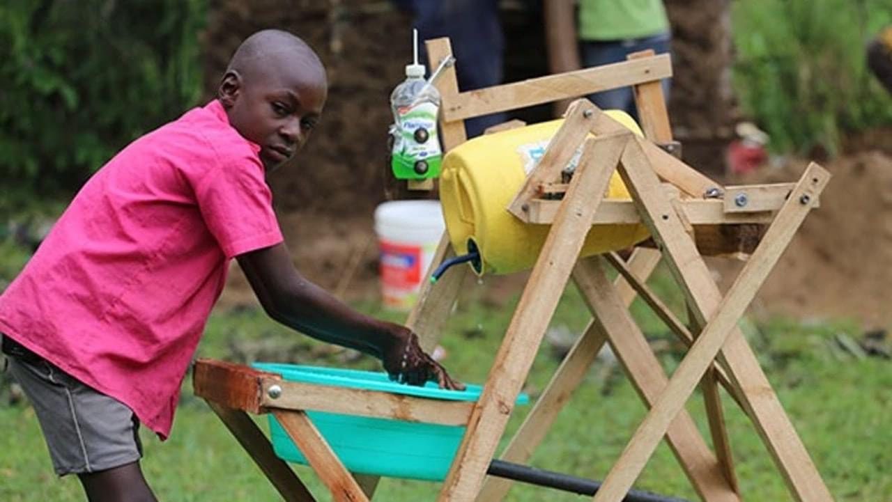 Premian a niño de 9 años que creó un lavamanos automático para su comunidad en África