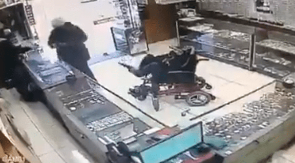 [VIDEO] Asalta en SILLA de RUEDAS una joyería en Brasil