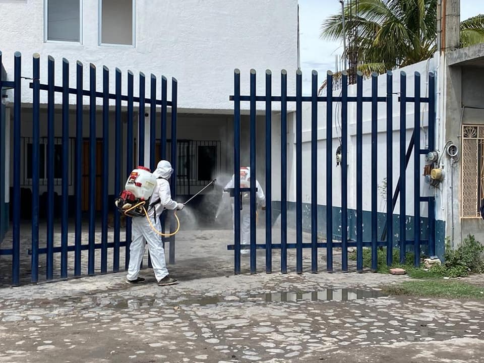 Sanitizan espacios públicos de Axochiapan