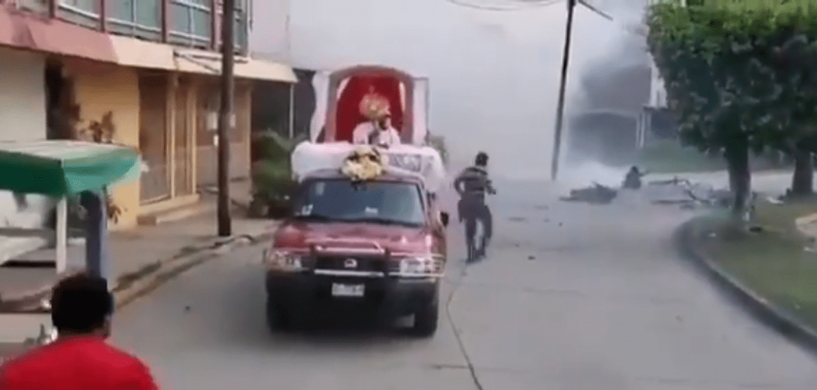 [VIDEO] Dos personas EXPLOTAN con pirotecnia en procesión de Corpus Chisti